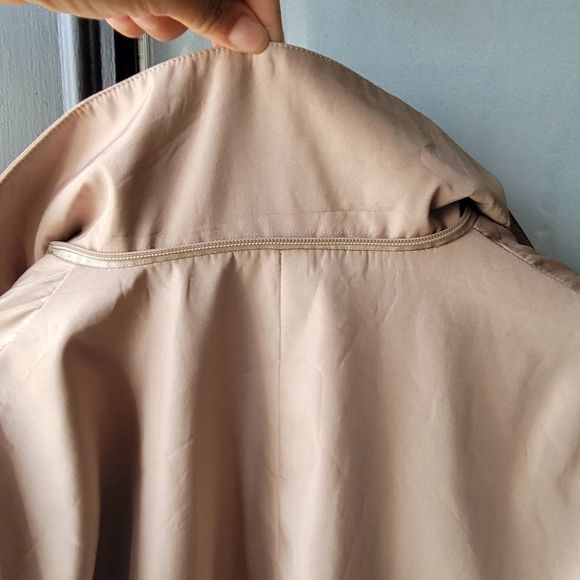 Tan Burberry VTG Women's Trench Coat  Size M Zip Buttons Tan Long Sleeve No Hood - Picture 16 of 16